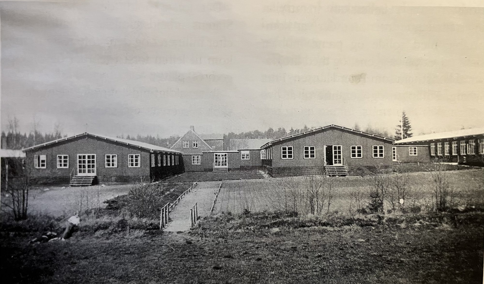 sorthvid billede af skolen